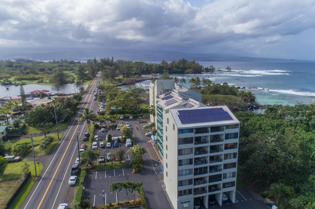 希洛Mauna Loa Shores #405 condo的建筑和海洋的空中景观