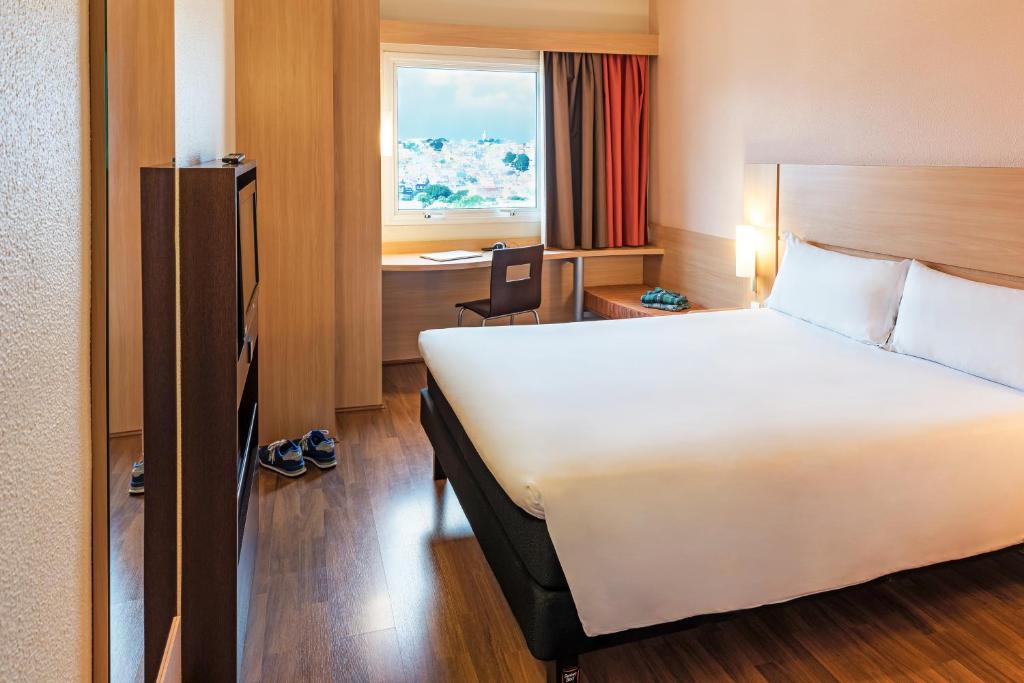 圣保罗圣保罗因特拉格斯宜必思酒店的配有一张床、一张书桌和一扇窗户的酒店客房