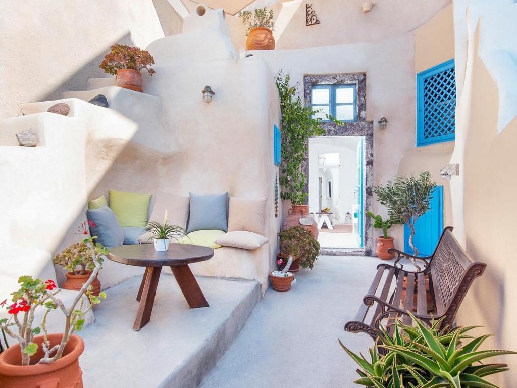 伊亚阿尼米度假屋及别墅的庭院配有桌椅和植物