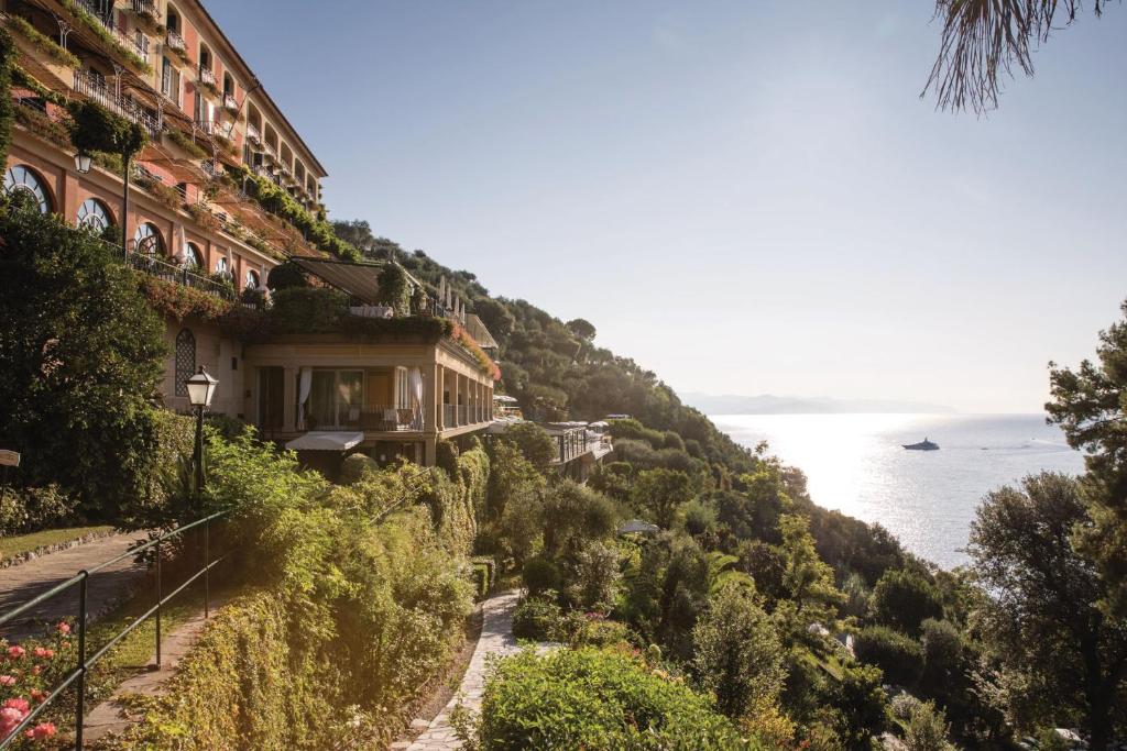 波托菲诺Splendido, A Belmond Hotel, Portofino的海边小山上的房子