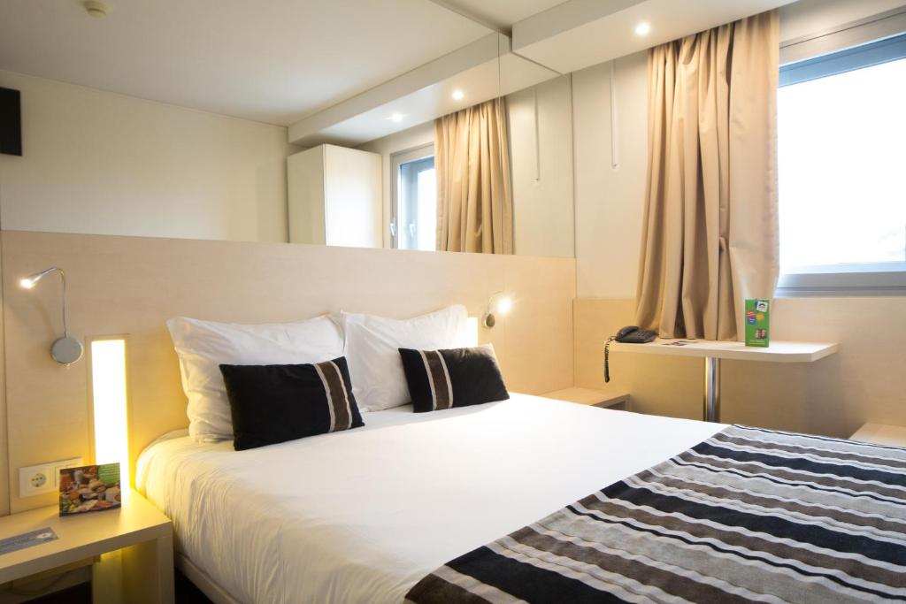 加亚新城波尔图盖亚公园酒店的一间设有大床和窗户的酒店客房