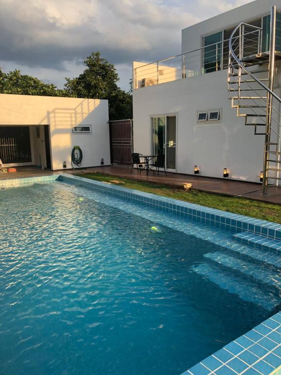 清刊Chiang Khan Riverside Pool Villa的房屋前的游泳池
