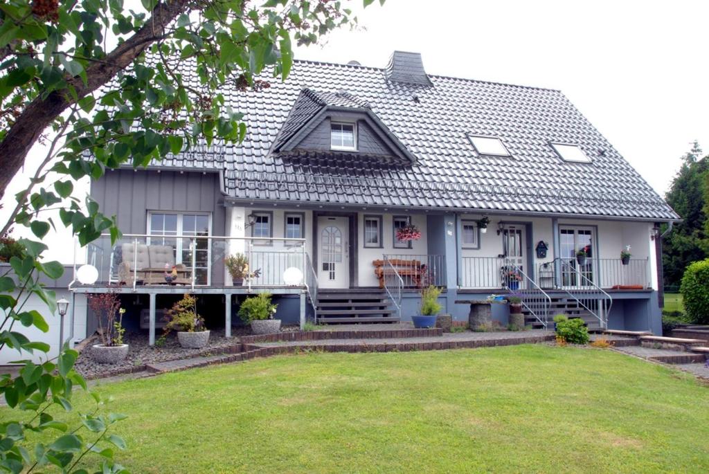 布兰肯海姆Ferienwohnung Pfeil的白色的房子,设有门廊和院子