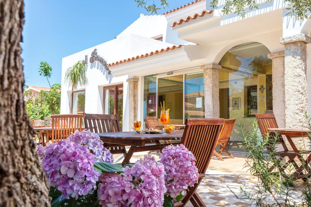 圣特奥多罗盆景酒店 的一个带桌子和紫色花的庭院