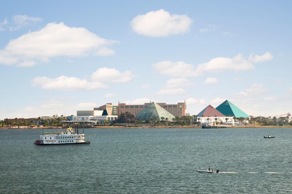 加尔维斯敦穆迪花园Spa酒店和会议中心的水中船,城市背景
