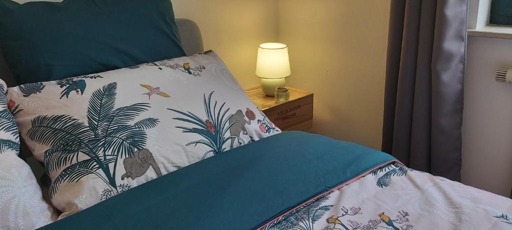 新鲁汶LLN lodge的一间卧室配有一张带枕头和灯的床