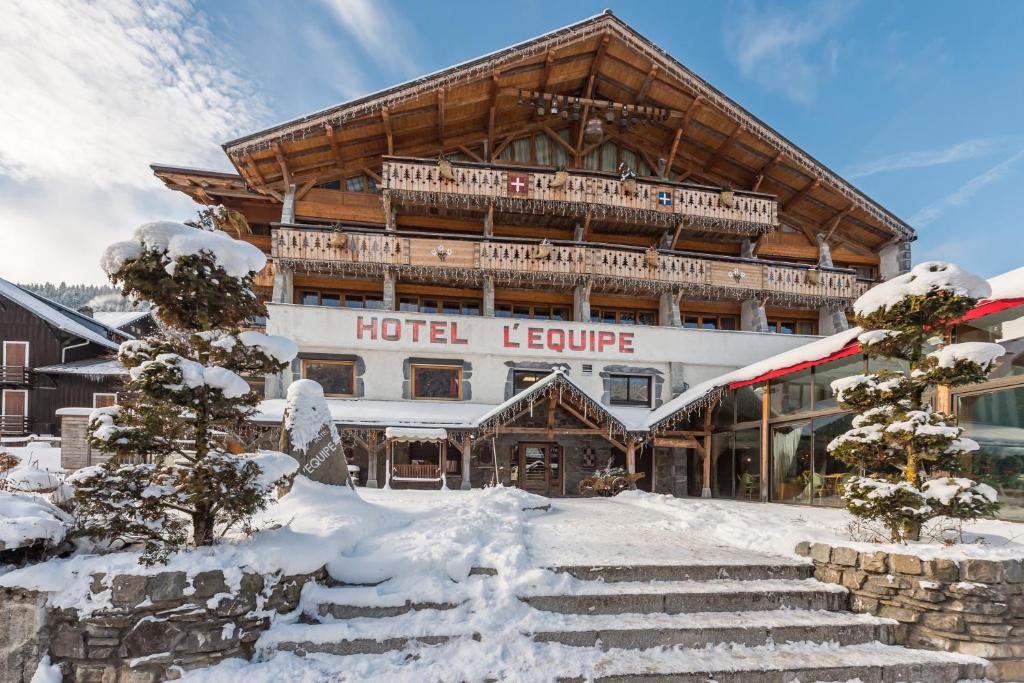 莫尔济讷Hotel L'Equipe的大酒店,下雪,台阶上