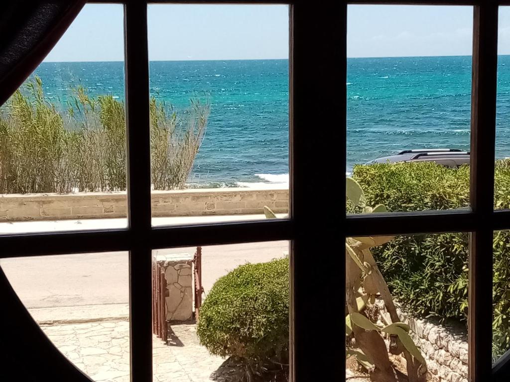 托雷瓦多Oblò的从窗户可欣赏到海景