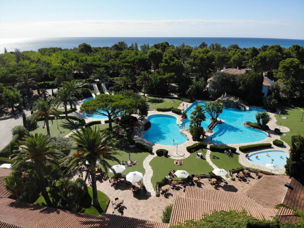 蒙特罗伊Playa Montroig Camping Resort的享有度假村游泳池的空中景致