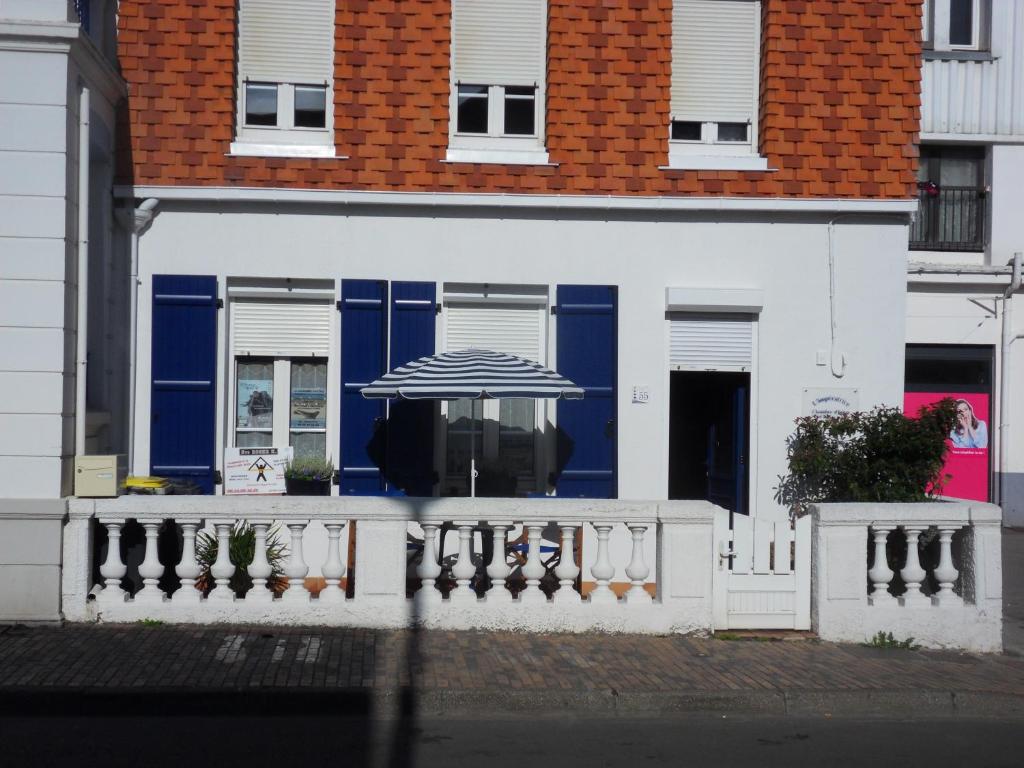 滨海贝尔克L Imperatrice的蓝白色的建筑,带雨伞