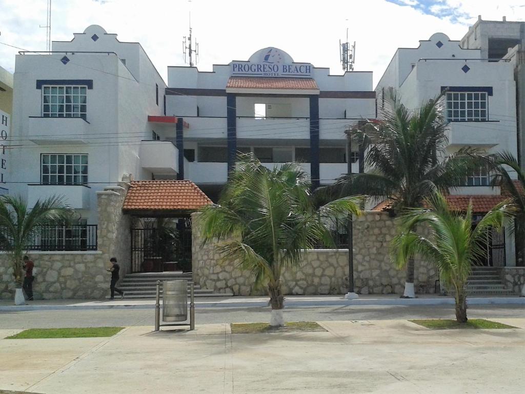 普罗格雷索普罗格雷索海滩酒店的一座棕榈树建筑