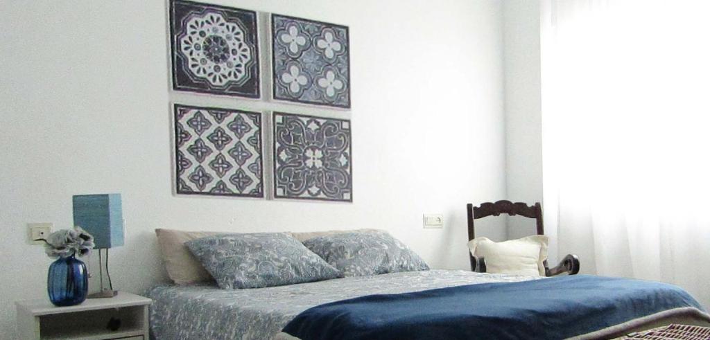 普里埃格·德·科尔多巴La Casa de Maribel的一间卧室配有一张带蓝色棉被的床