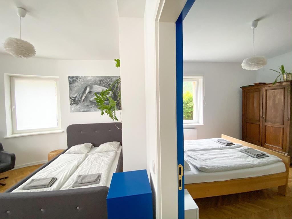 拉伊恰Apartamenty Rajcza的一间设有两张床和一张桌子的房间