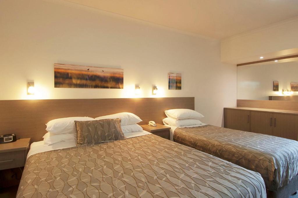 Loxton洛克斯顿社区汽车旅馆酒店的一间酒店客房,房间内设有两张床