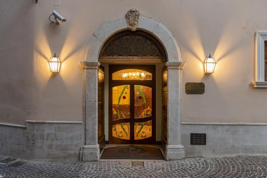 苏尔莫纳洛燕酒店的一座带大玻璃门的建筑的入口
