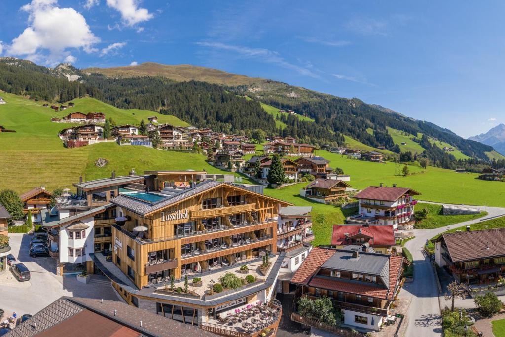 图克斯图克塞尔霍夫阿尔卑斯温泉酒店的享有山区度假胜地的空中景致