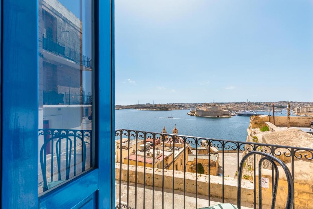 瓦莱塔Valletta Harbour View Apartment的阳台享有河景