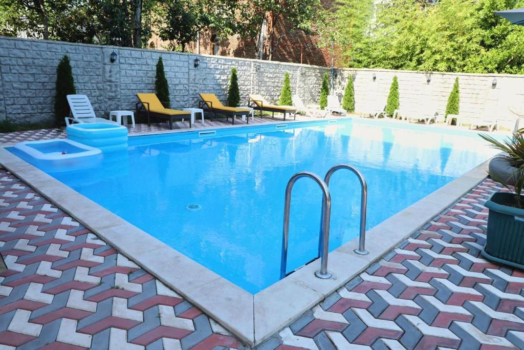 科布列季Hotel Estonia Two的后院的蓝色海水游泳池