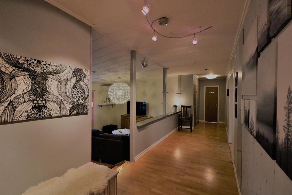 基律纳RIBO Apartment Aurora的走廊通往带沙发的客厅