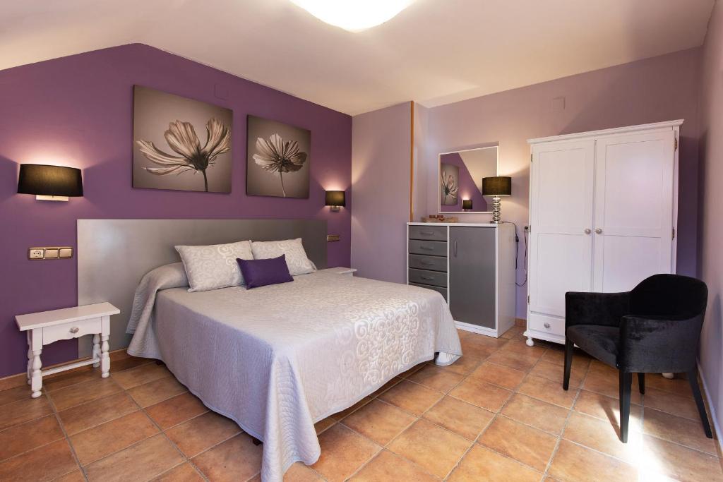 埃斯卡洛纳钦克公寓的紫色卧室配有一张床和一把椅子