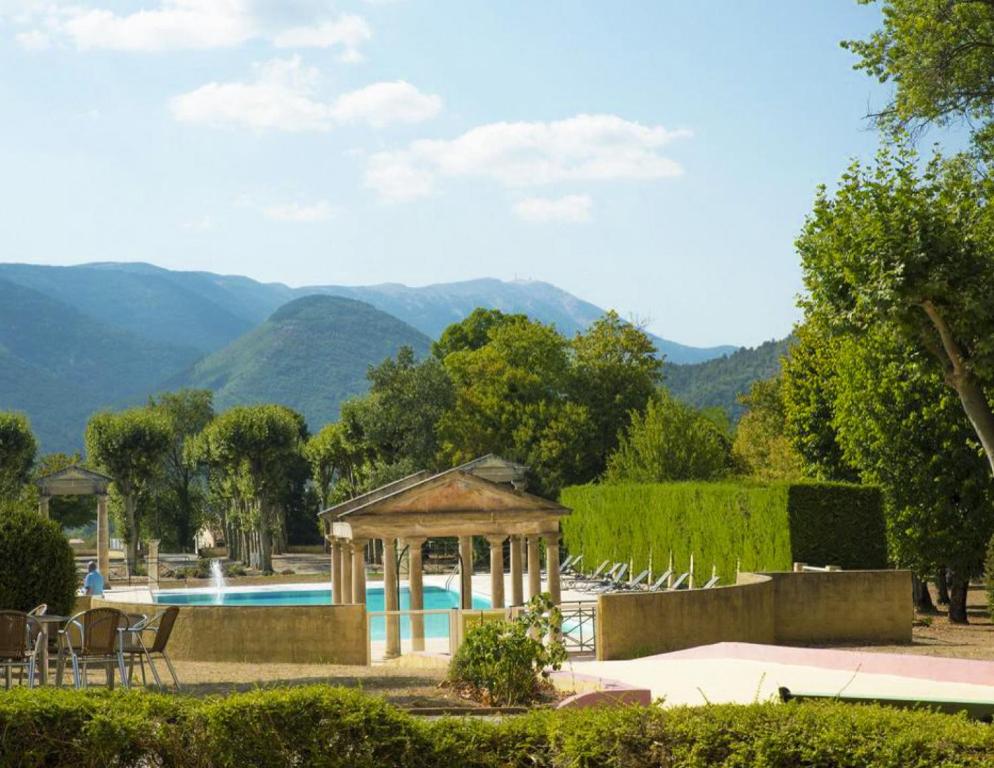 蒙布兰莱班Appartement Bellevue du Ventoux的一个带凉亭的游泳池,背景是山脉