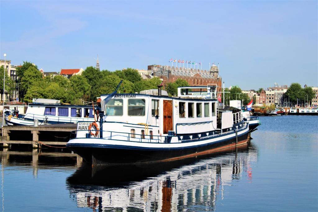 阿姆斯特丹阿凡提号客轮酒店的船停靠在水面上的码头
