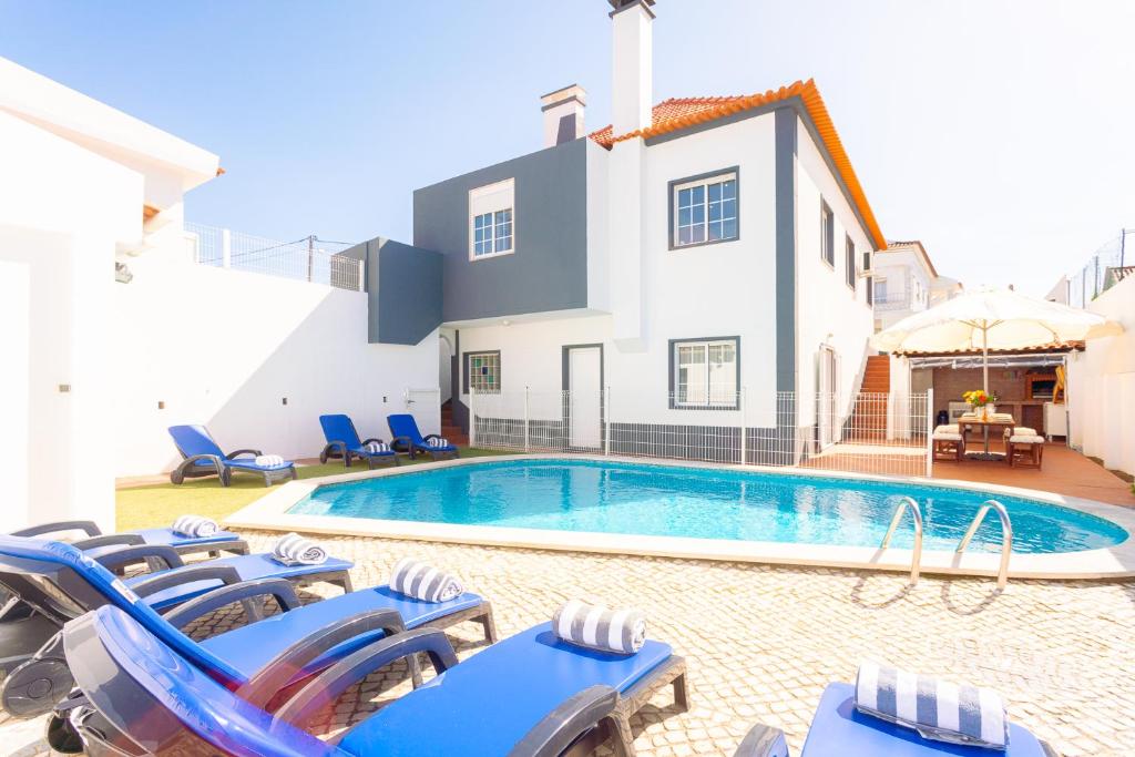 沙尔内卡Villa Sol e Mar的别墅 - 带游泳池和躺椅