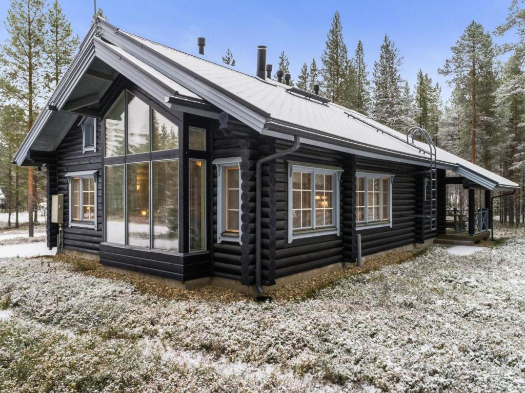 列维Holiday Home Aspilevi by Interhome的小木屋设有倾斜的屋顶和窗户