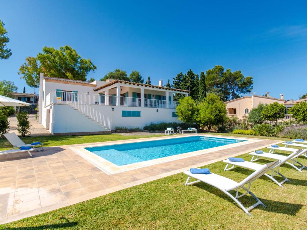卡拉布拉瓦Villa Son Granada by Interhome的别墅 - 带游泳池和躺椅