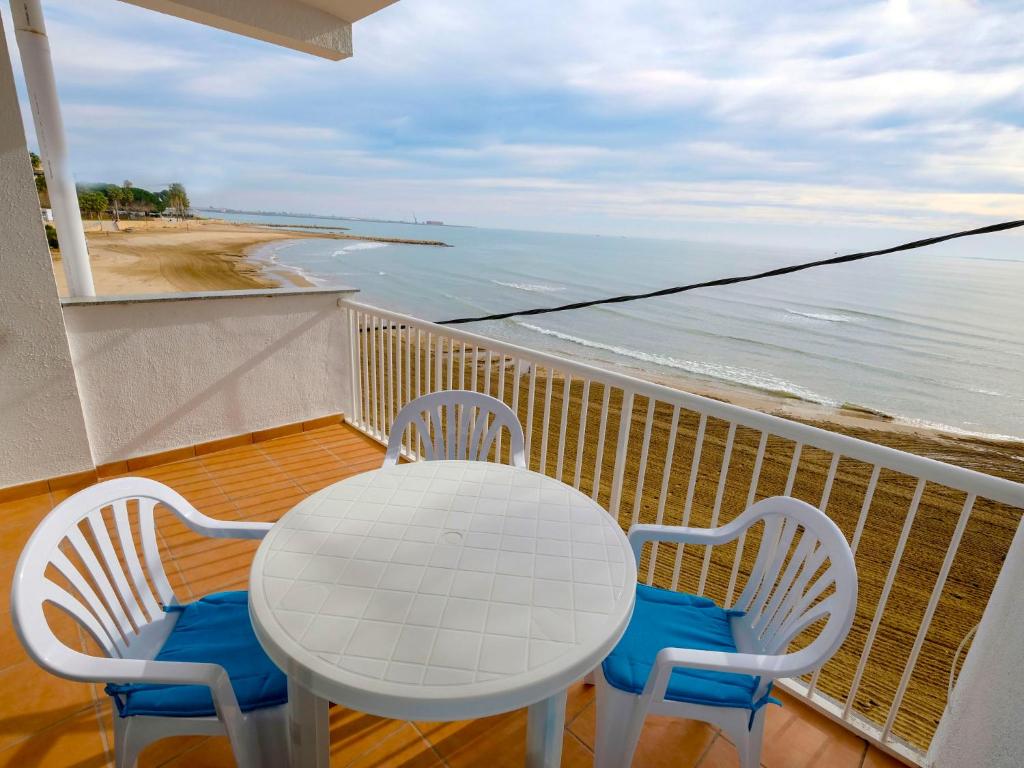 圣卡洛斯拉腊皮塔Apartment Maricin by Interhome的阳台上配有白色的桌椅,享有海景