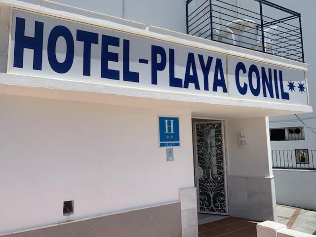 科尼尔-德拉弗龙特拉Hotel Playa Conil的大楼顶部的Playa标志