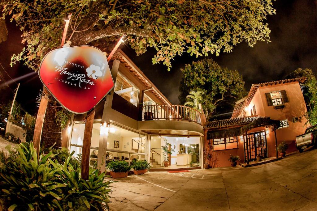 伊利亚贝拉普萨达曼佳罗萨酒店的夜晚在房子前面的苹果标志