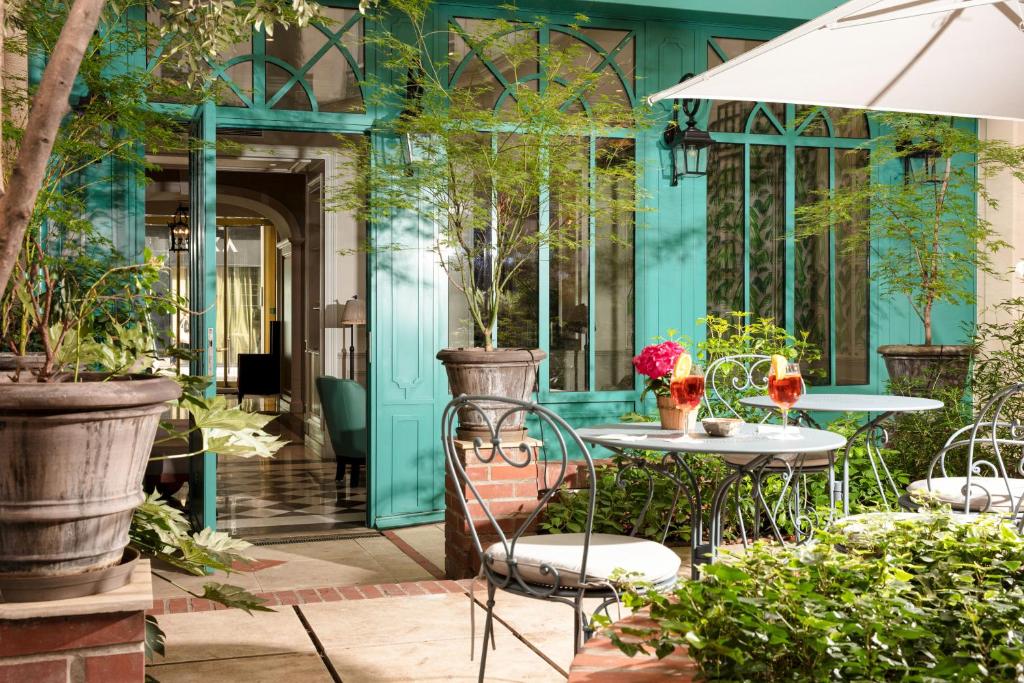 巴黎森罗特尔酒店的庭院配有桌椅和植物
