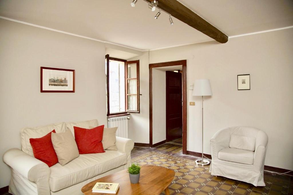 圣费德勒·因特尔维Contempora Apartments - Ca' Brenta Dudù的客厅配有白色的沙发和椅子