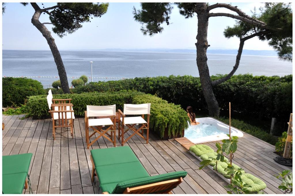 伊佐拉Premium apartment Natura的一个带桌椅的庭院和一个游泳池