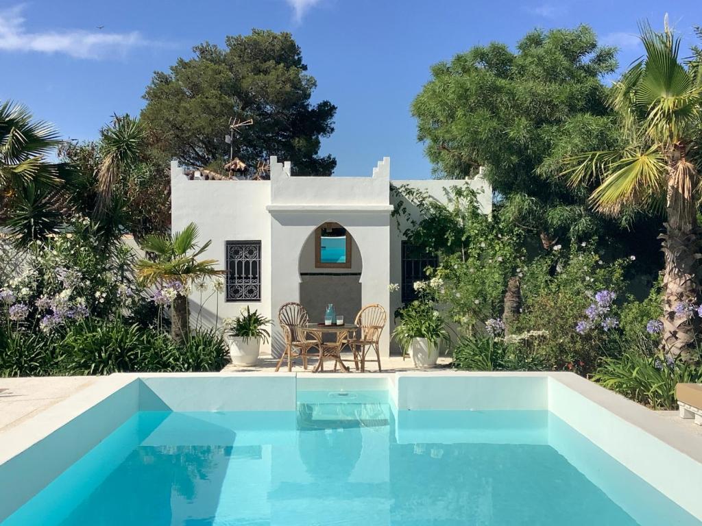 奇克拉纳－德拉弗龙特拉Kasbah Andaluz guest house的一座带游泳池和房子的别墅