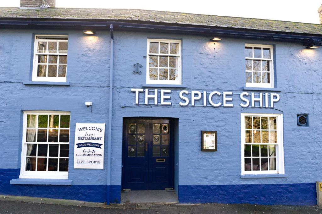韦茅斯The Spice Ship的蓝色的建筑,上面写着香料船