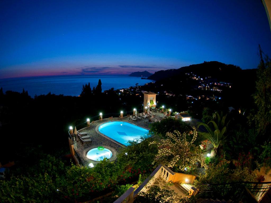 阿齐欧斯·贡多斯Dina's Paradise的享有游泳池的夜间景致