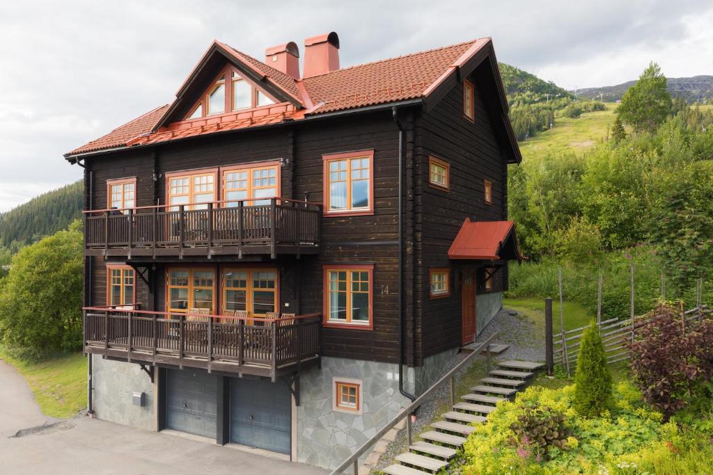 奥勒Åre Travel - Tottvillan的山边的房子