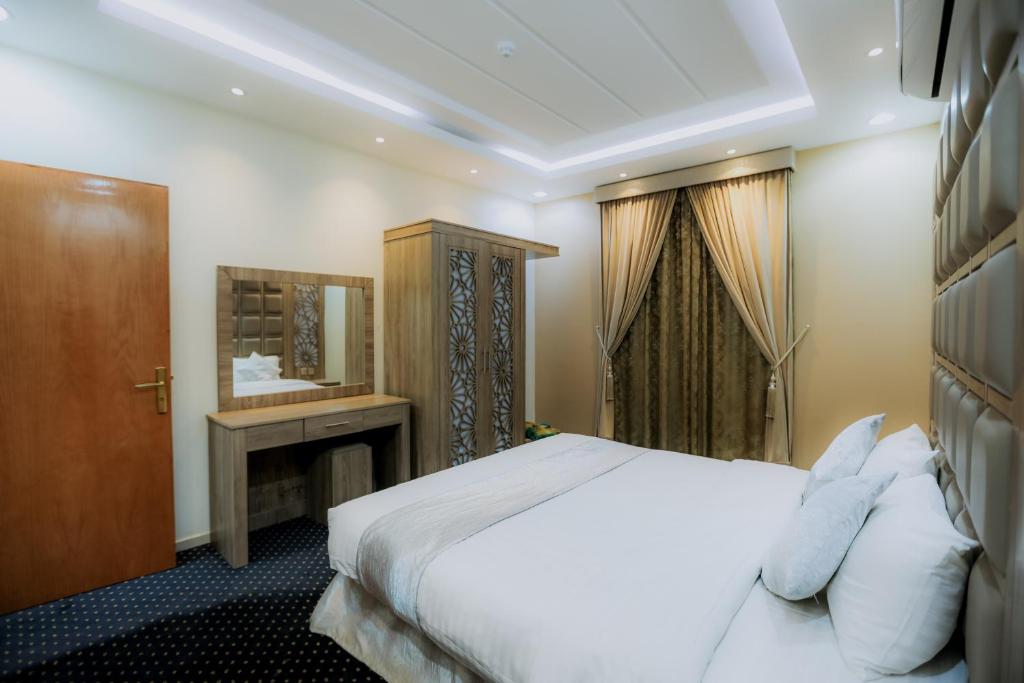 艾卜哈Layali Rahaf Chalets的酒店客房,配有床和镜子