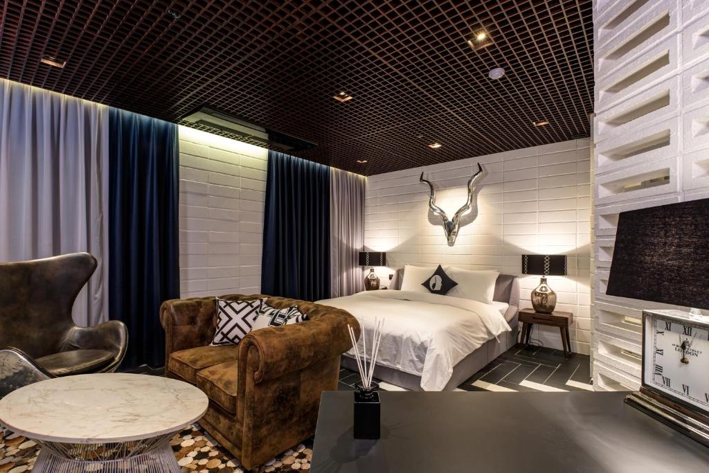 首尔清凉设计酒店的卧室配有1张床、1张桌子和1把椅子