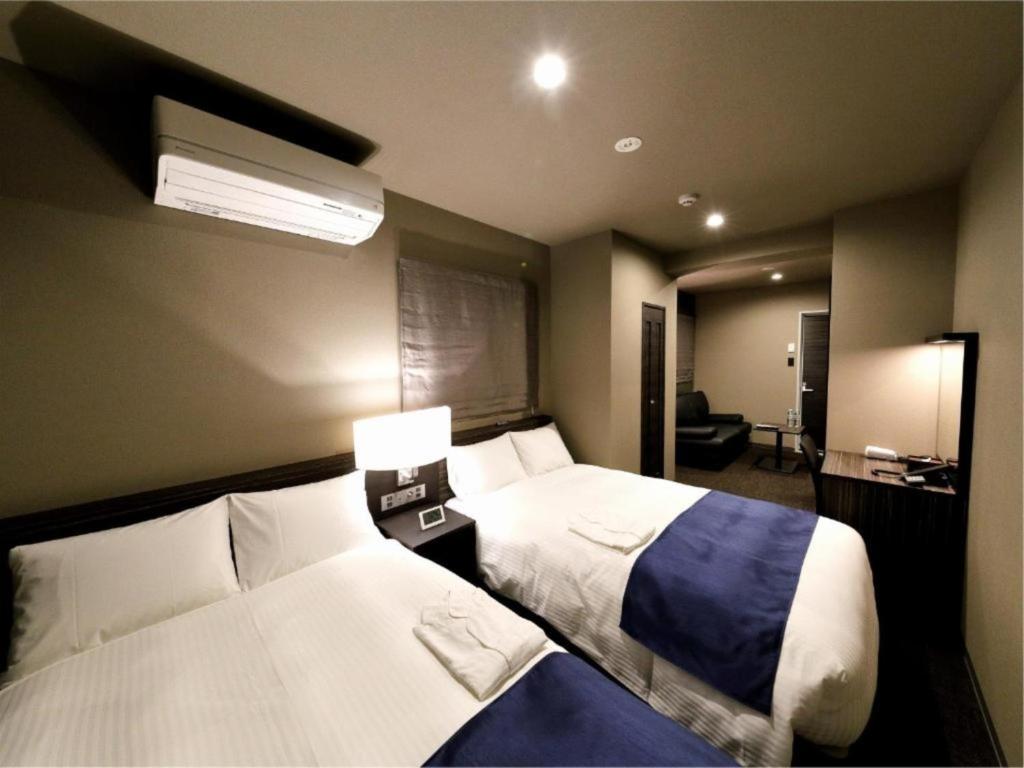 东京Act Hotel Roppongi - Vacation STAY 84273的一间酒店客房,房间内设有两张床