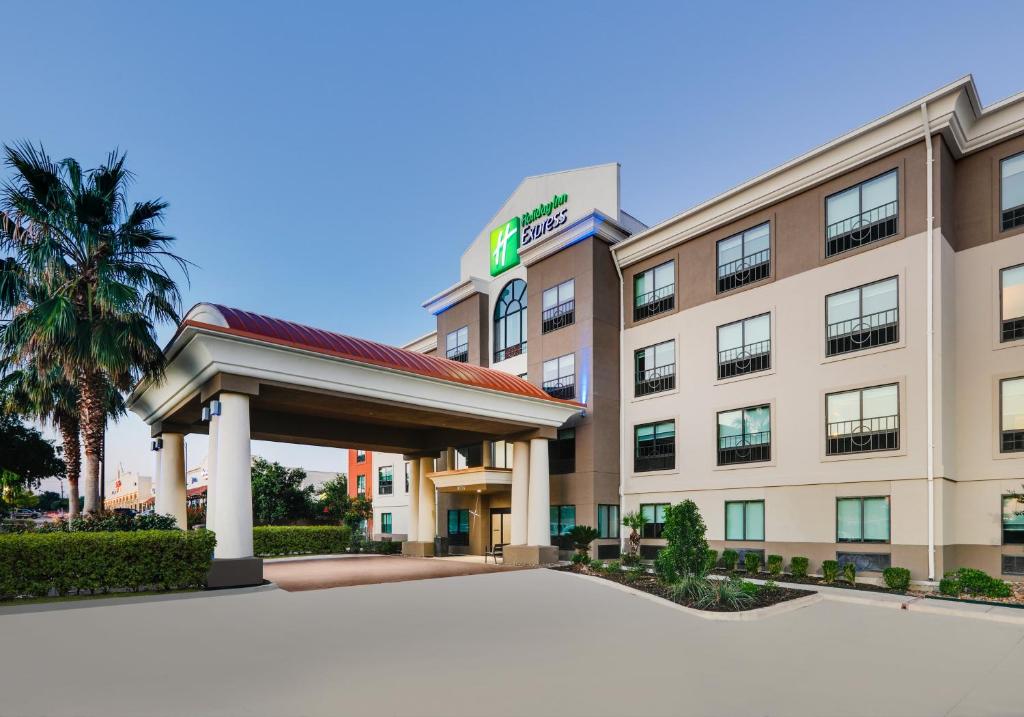 圣安东尼奥Holiday Inn Express & Suites San Antonio NW near SeaWorld, an IHG Hotel的前面有一个加油站的酒店