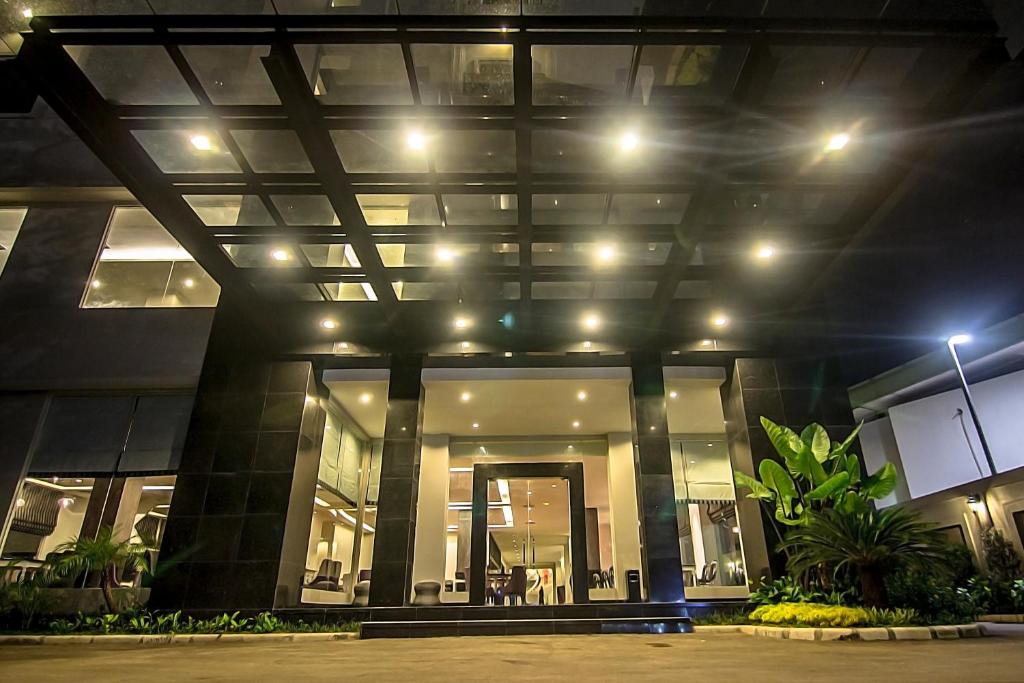 雅加达蒂拉德亚酒店的一座带灯光的大建筑