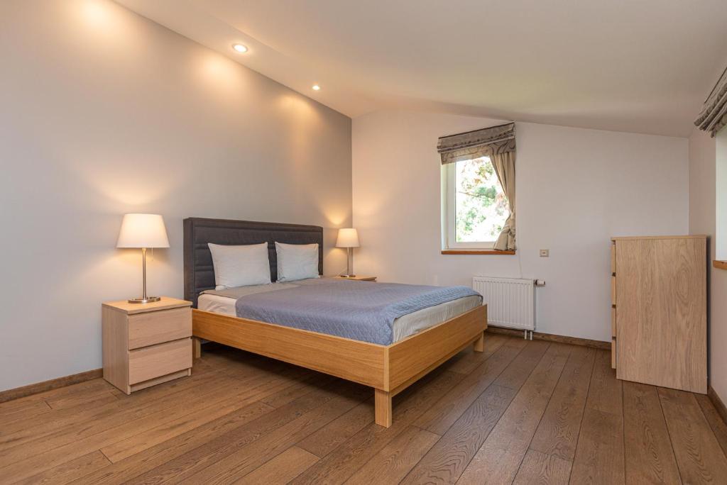 帕兰加S11公寓的一间卧室配有一张床,铺有木地板