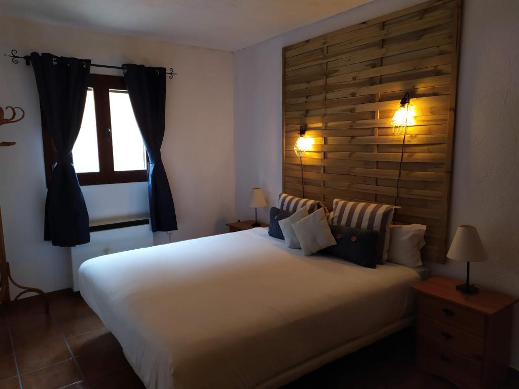 昆卡Rural Arco Iris的卧室设有一张白色大床和一扇窗户。