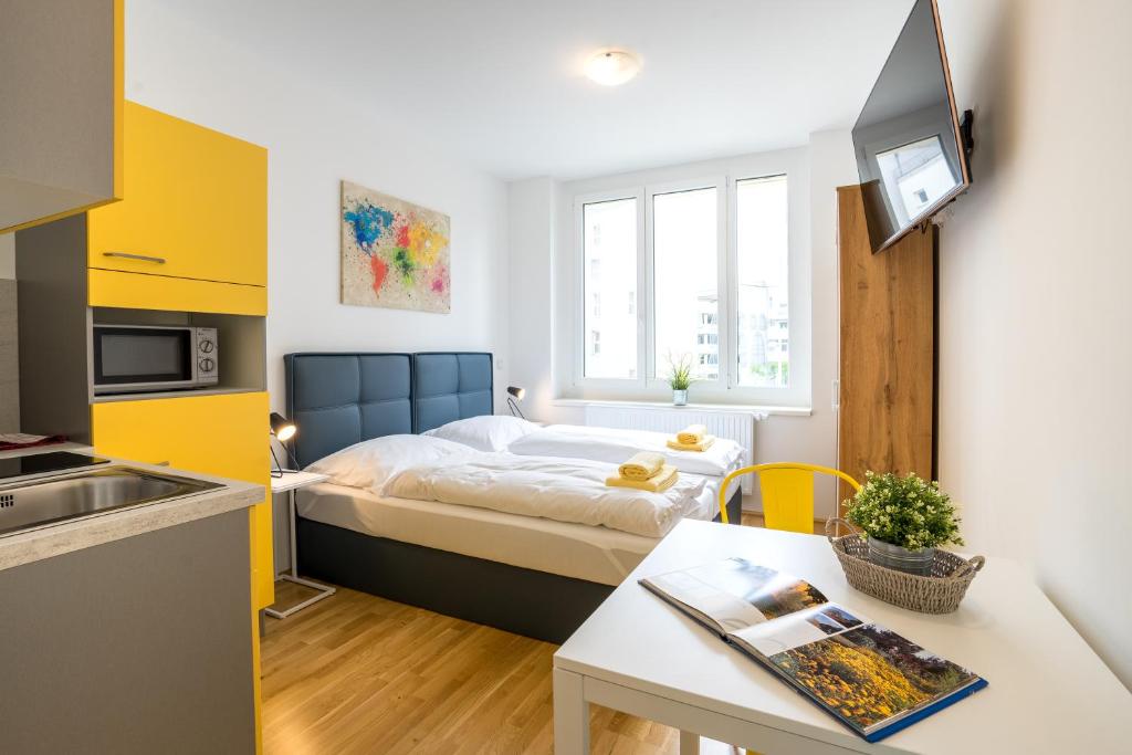 维也纳FeelGood Apartments SmartLiving | contactless check-in的一间小卧室,配有一张床和一张桌子