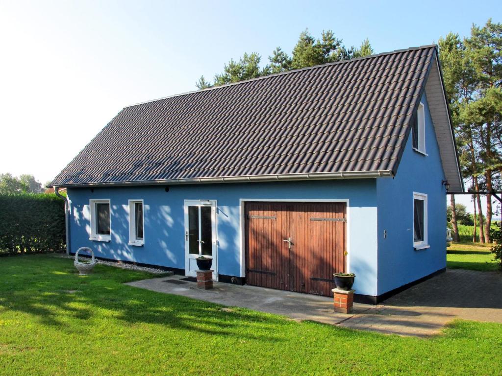 乌曼茨Holiday Home Ostwind by Interhome的蓝色房子,设有棕色车库