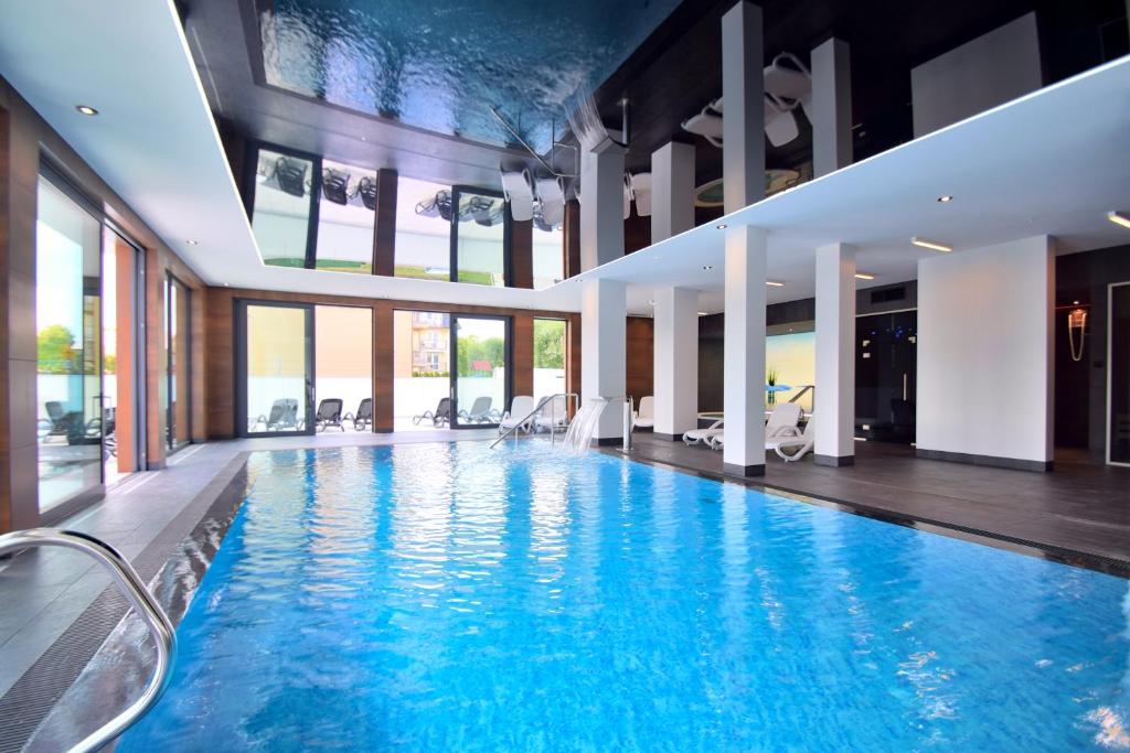 梅尔诺Savana Resort Mielno的一座带大房间的酒店游泳池