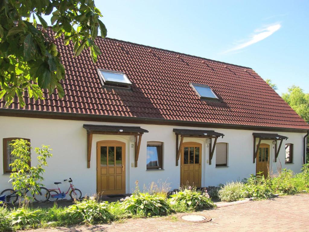 StrasenApartment Am Pälitzsee-1 by Interhome的白色房子,有红色屋顶